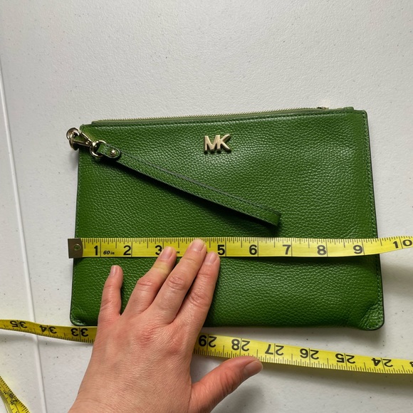 Michael Kors purse - Picture 2 of 13